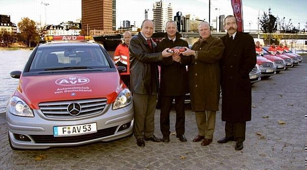 Übergabe der Fahrzeuge : AvD-Geschäftsführer Wolfgang Spinler, Jochen Dimter (Leiter Flottenmanagement Mercedes-Benz Vertriebsorganisation), AvD-Präsident Wolfgang-Ernst Fürst zu Ysenburg und Burkhard Wagner, Direktor Mercedes-Benz Niederlassung Frankfurt